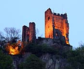 beleuchtete Burgruine Drachenfels