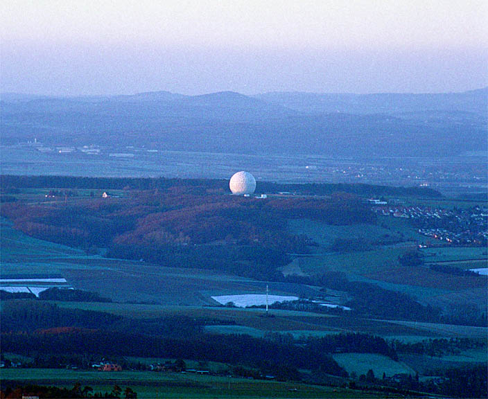 Blick von der Lwenburg im Siebengebirge (bei Bad Honnef) ber den Rhein zum Radom der FGAN