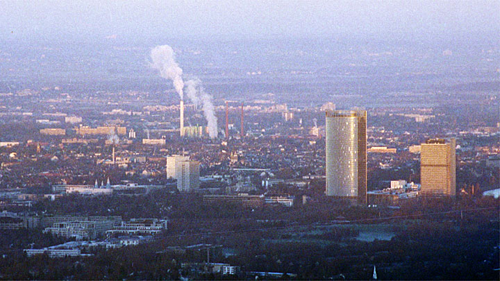 Blick von der Lwenburg im Siebengebirge (bei Bad Honnef) nach Bonn zum Posttower