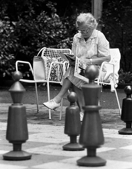 lesende Frau im Schramberger Kurpark